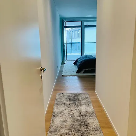 Lakefront Lux Modern Living *