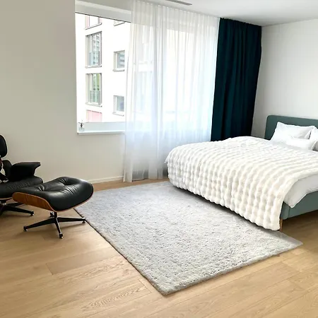 Lakefront Lux Modern Living Apartament *